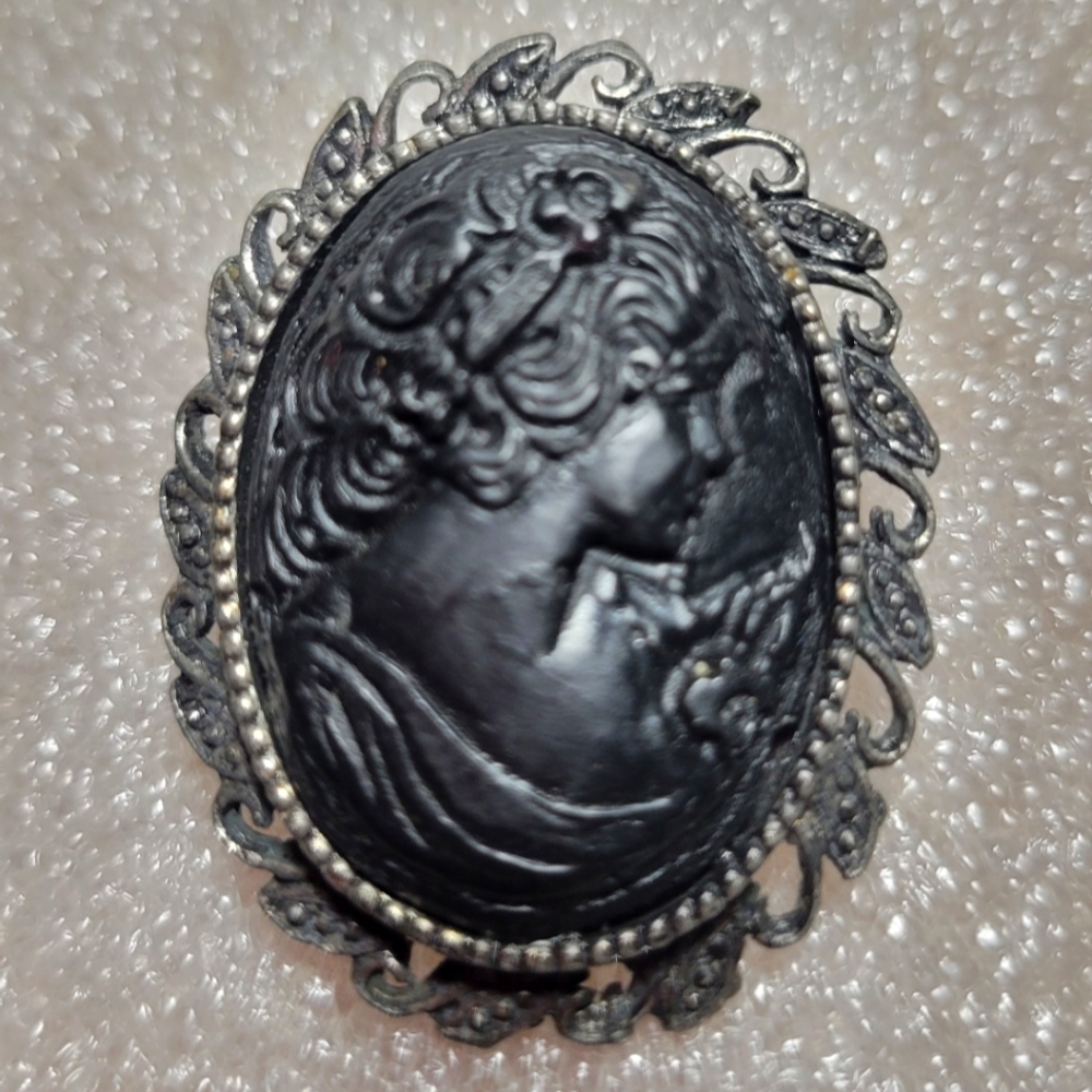 Kingmaker Victorian Coal Brooch